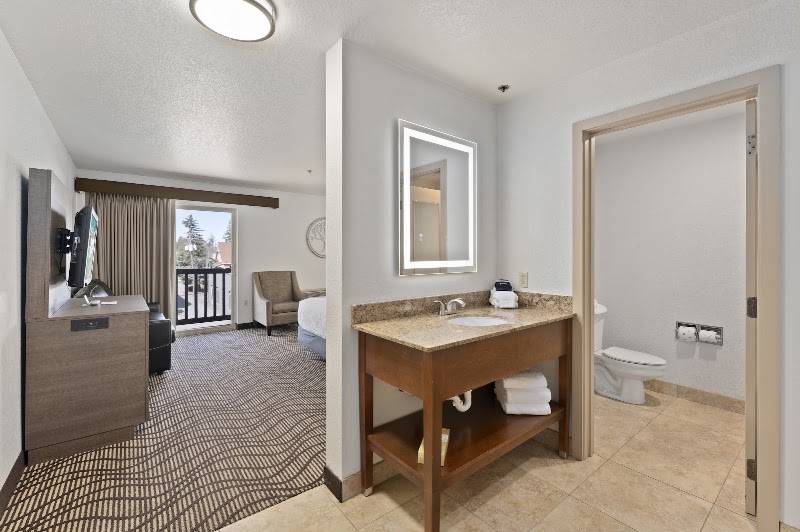 Sandpoint Hotel & Suites